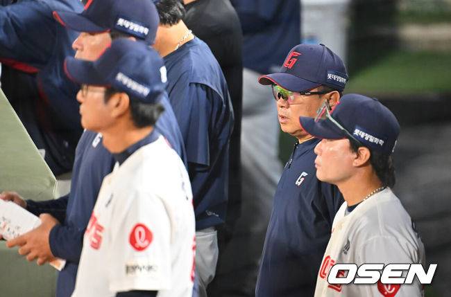 [OSEN=부산, 이석우 기자] 10일 부산 사직야구장에서 2026 신한 SOL KBO 리그 롯데 자이언츠와 KT 위즈의 경기가 열렸다. 홈팀 롯데는 비슬리가, 방문팀 KT는 배제성이 선발 출전했다.롯데 자이언츠 김태형 감독이 8회 현재 15-0으로 대패 중인 경기를 지켜보고 있다. 2026.09.10 / foto0307@osen.co.kr