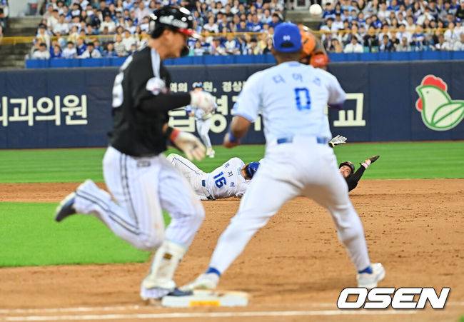 [OSEN=대구, 이석우 기자] 12일 대구삼성라이온즈파크에서 2026 신한 SOL KBO 리그 삼성 라이온즈와 LG 트윈스의 경기가 열렸다. 홈팀 삼성은 후라도가, 방문팀 LG는 톨허스트가 선발 출전했다. LG 트윈스 오스틴이 8회초 1사 만루 송찬의의 3루수 앞 땅볼때 2루에서 포스 아웃된 후 1루 상황을 지켜보고 있다. 2026.09.12 / foto0307@osen.co.kr