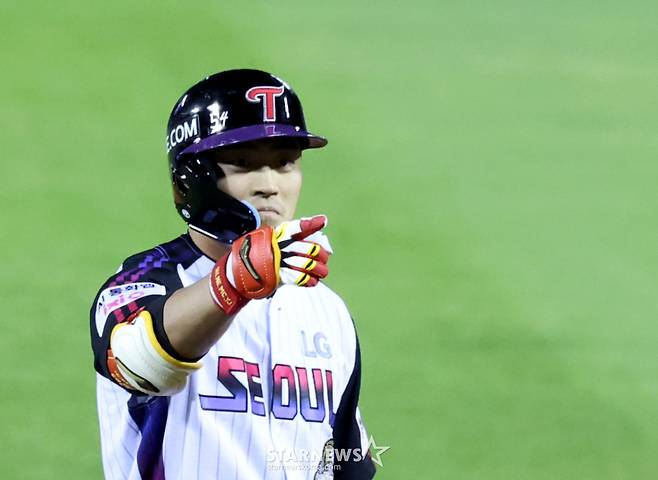 LG 천성호가 4일 잠실야구장에서 열린 2026KBO리그 삼성라이온즈와 LG트윈스 경기 6회말 2사 1,2루에서 1타점 안타로 출루하고 있다.  4-3으로 역전한 LG. 2026.09.04. /사진=강영조 cameratalks@