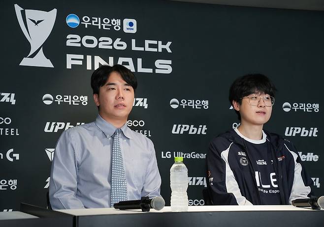 인터뷰하는 한화생명e스포츠     (서울=연합뉴스) 김주환 기자 = 한화생명e스포츠 윤성영 감독과 '제우스' 최우제가 12일 2026 LCK 플레이오프 결승 진출전 종료 후 기자간담회에서 질문을 듣고 있다. 한화생명은 이날 T1을 세트 스코어 3:1로 꺾고 결승전에 진출했다. 2026.9.12 jujuk@yna.co.kr