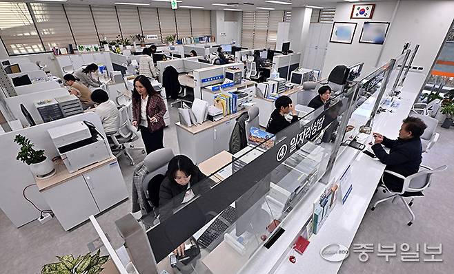 행정안전부가 초과근무 수당 부정수령 방지 등을 명분으로 지방자치단체 대상 '초과근무 총량관리제' 도입을 추진하자 인천지역 공무원 사회가 반발하고 나섰다. 사진은 공무원들이 민원업무를 수행하고 있는 모습. (기사 내용 사진과 관계없음) 사진=중부일보DB