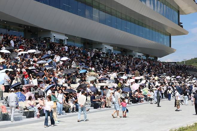 13일 렛츠런파크 영천 관람대가 개장 첫 공식경주를 보기 위해 몰려든 시민과 방문객들로 가득 차 있다. /레츠런파크 영천 제공