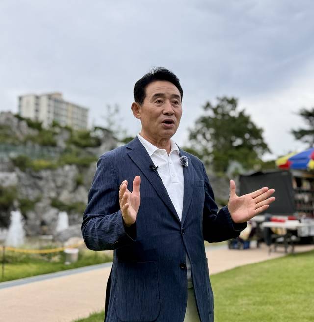백영현 시장은 브릿지경제와의 인터뷰에서 “민선 9기 포천은 정원도시를 만들어 가겠다는 시정 방향을 제시하고 이를 실현해 가는 과정”이라며 “시민들의 삶이 행복해지기 위해서는 시내 곳곳에 5분 거리 안에 정원 하나씩은 있어야 한다고 생각한다”고 말했다. 사진=박성용 기자