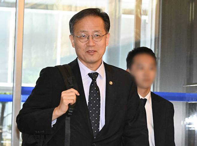 이형일 부총리 겸 재정경제부 장관 후보자가 4일 서울 중구 예금보험공사 청문회 준비 사무실로 출근하고 있다.(사진=재정경제부)