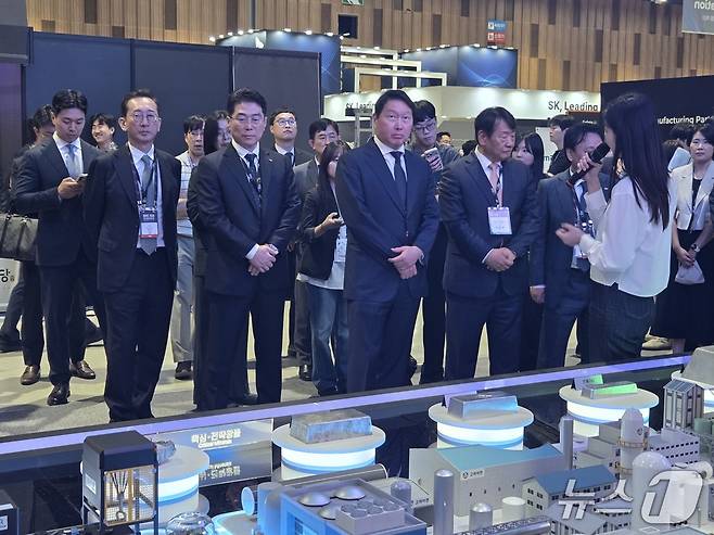 최태원 SK그룹 회장이 11일 울산시 울주군 울산전시컨벤션센터(UECO)에서 ‘2026 울산포럼’과 연계해 열린 ‘WAVE 2026(울산세계미래산업박람회)’ 전시장을 찾았다. 최 회장이 고려아연 부스에서 주요 생산 제품의 설명을 듣는 모습. 2026.9.11/뉴스1 박기호 기자