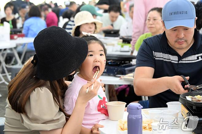 13일 전북 장수군에서 '한우랑 사과랑 축제'가 열리고 있는 가운데 한우마당에서 가족이 한우를 구워 먹고 있다. 축제는 이날까지 의암공원 일원에서 열린다. (장수군 제공. 재판매 및 DB 금지)2026.9.13
