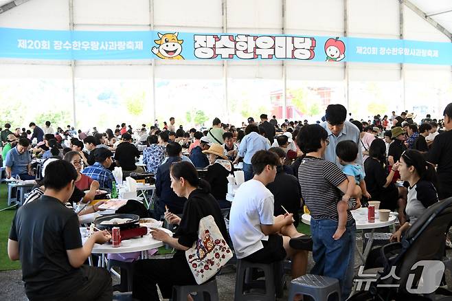 13일 전북 장수군에서 '한우랑 사과랑 축제'가 열리고 있는 가운데 관광객들이 한우마등을 가득 메웠다. 축제는 이날까지 의암공원 일원에서 열린다.  (장수군 제공. 재판매 및 DB 금지)2026.9.13