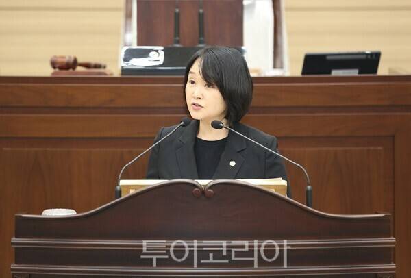 인천 서해구의회 김원진 기획행정안전위원장이 11일 열린 제283회 서해구의회 임시회 제1차 본회의에서 구재용 서해구청장을 상대로 청라광역소각장 폐쇄·이전과 신규 자원순환센터 건립, 외국어마을 조성에 대해 일문일답 방식으로 구정질문을 하고 있다.