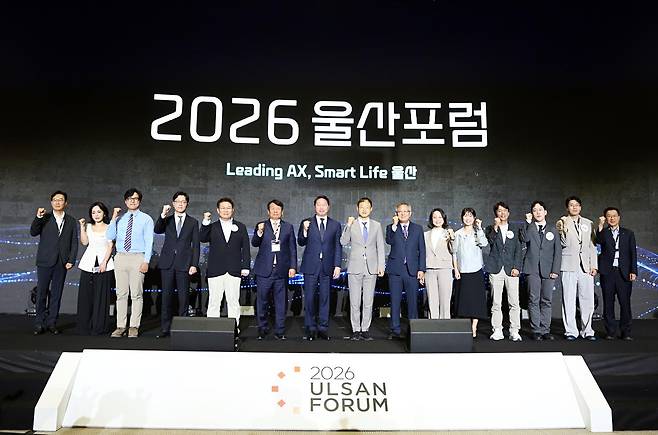 최태원 SK그룹 회장(왼쪽 7번째)과 김상욱 울산시장(왼쪽 8번째) 등이 11일 울산 울주군 울산전시컨벤션센터(UECO)에서 열린 ‘2026 울산포럼’에서 기념촬영을 하고 있다. SK그룹 제공.