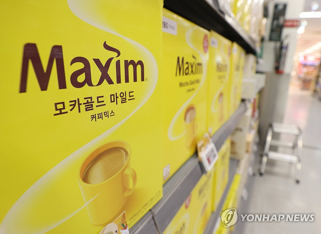 서울의 한 대형마트에 진열된 맥심 커피. [연합뉴스]