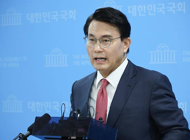 윤상현 국민의힘 의원이 8일 여의도 국회 소통관에서 개각 철회 촉구 기자회견을 마친 뒤 기자들의 질문에 답하고 있다. 뉴시스