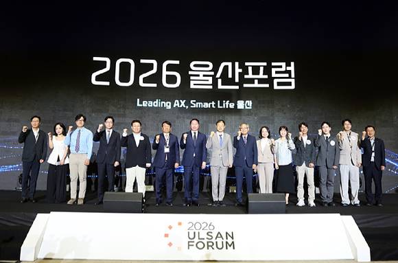 최태원 SK그룹 회장(왼쪽 7번째), 김상욱 울산시장(왼쪽 8번째), 이윤철 울산상공회의소 회장(왼쪽 6번째) 등 주요 참석자들이 11일 울산시 울주군 울산전시컨벤션센터(UECO)에서 열린 '2026 울산포럼'에서 기념촬영을 하고 있다. [사진=SK이노베이션]
