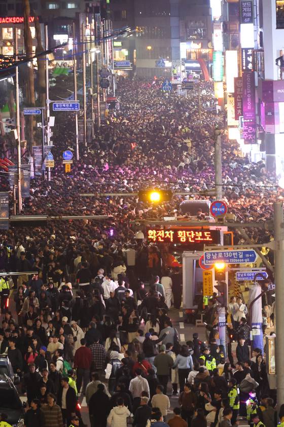 2025년 ‘제20회 부산불꽃축제’가 열린 부산 수영구 광안리해수욕장 도로에서 관람객들이 귀가하고 있다. 부산시는 이날 광안리를 비롯해 해운대, 황령산, 이기대 등 부산 전역에서 117만 명이 관람했다고 밝혔다. [송봉근 객원기자]