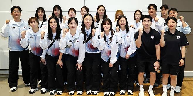 ▲ 김효임을 비롯한 한국 여자 배구 국가대표팀 선수단이 13일 인천국제공항을 통해 아시안게임 결전지인 일본 아이치 나고야로 출국하기에 앞서 필승을 다짐하고 있다. 연합뉴스