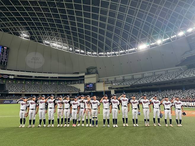 U-18 야구 국가대표팀 선수단이 13일 대만 타이베이 타이베이돔에서 아시아청소년야구선수권대회 우승을 한 뒤 관중석을 향해 경례하고 있다. 대한야구소프트볼협회 제공