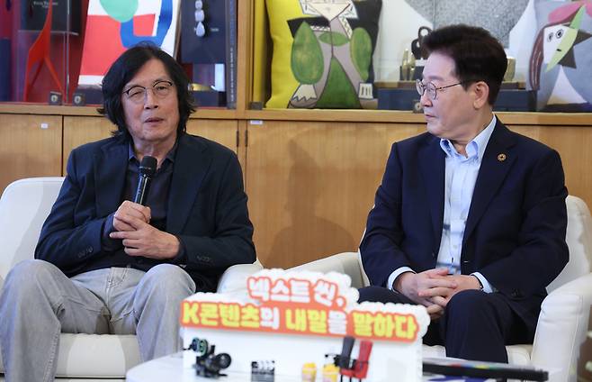 이재명 대통령이 프랑스 남부 생폴드방스 마그재단 부티크룸에서 열린 영화인과의 대화에서 이창동 감독의 발언을 경청하고 있다. / 사진=연합뉴스