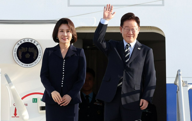 이재명 대통령과 김혜경 여사가 7일(현지시간) 프랑스 니스 코트다쥐르 공항에서 다음 목적지인 파리로 떠나는 공군 1호기에 올라 환송객에게 인사하고 있다. 연합뉴스