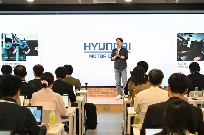 박민우 현대차·기아 AVP본부장 겸 포티투닷 대표가 11일 경기 성남시 판교 포티투닷 본사에서 열린 ‘현대차그룹 자율주행 미디어데이’에서 환영사를 하고 있다. [현대차그룹 제공]