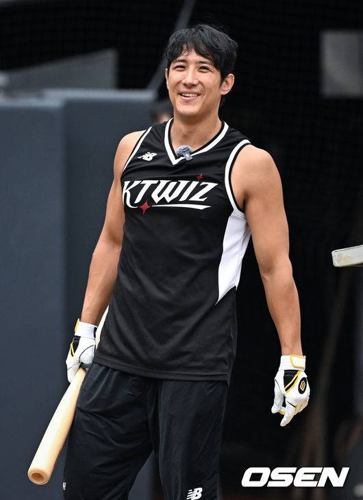 Former professional baseball player and current broadcaster Hwang Jae-gyun attended his retirement ceremony looking neat and tidy after losing 18kg and trimming his long hair. At the ceremony held at Suwon KT Wiz Park, he showed off a much younger appearance as he bid his final farewell to fans. Having shed the nicknames he had earned in the past due to his long hair and gaunt face, Hwang Jae-gyun impressed officials at the event by demonstrating his undiminished batting skills. The event was divided into two parts, based on the concept of Hwang Jae-gyuns walk-up music from his playing days.