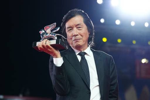 12일(현지시간)&nbsp;제83회 베니스국제영화제 시상식에서 ‘가능한 사랑’으로 심사위원대상을&nbsp;수상한 이창동 감독이 트로피를 들어보이고 있다.&nbsp; &nbsp; 베니스=AP연합뉴스
