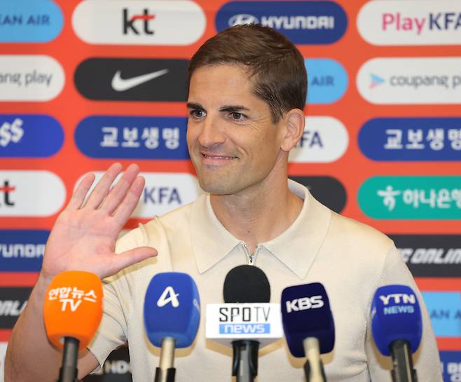▲ 축구 국가대표팀 '임시 사령탑'으로 선임된 로베르트&nbsp;모레노&nbsp;감독이 13일 인천국제공항 제1여객터미널을 통해 입국해 미소를 짓고 있다.ⓒ연합뉴스
