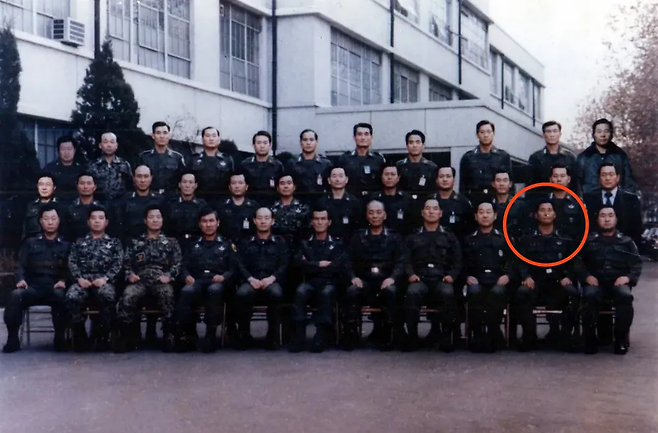 1979년 12월 14일 국군보안사령부 본부 앞에서 진행된 반란성공 기념 단체사진 속 정호용