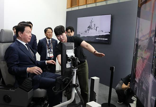 울산세계미래산업박람회 전시장 방문한 최태원 SK그룹 회장 (울산=연합뉴스) 최태원 SK그룹 회장이 지난 11일 울산 울주군 울산전시컨벤션센터(UECO)에서 '2026 울산포럼'과 연계해 열린 '울산세계미래산업박람회'(WAVE 2026) 전시장에서 HD현대건설기계의 가상현실(VR) 시뮬레이터 전시 콘텐츠를 직접 체험하고 있다. 2026.9.13 [SK그룹 제공. 재판매 및 DB 금지]