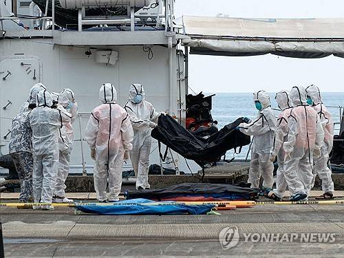 시신 운반용 가방 옮기는 필리핀 해안경비대원들 [AFP=연합뉴스. 재판매 및 DB 금지]