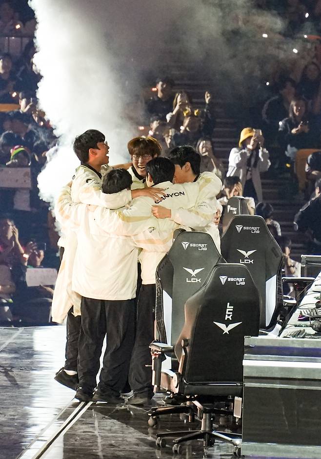 얼싸 안고 환호하는 젠지     (서울=연합뉴스) 김주환 기자 = 젠지 선수단이 2026 LCK 결승전에서 한화생명e스포츠를 세트 스코어 3:1로 꺾고 우승을 확정한 직후 얼싸 안고 환호하고 있다. 2026.9.13 jujuk@yna.co.kr