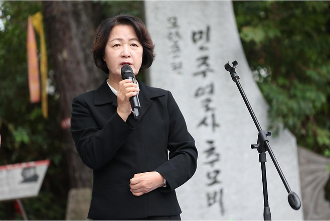 지난 12일 오후 모란공원 민주열사묘역에서 열린 2026년 경기도 민주화운동희생자 추모제에서 추미애 지사가 추모사를 하고 있다. /사진제공=경기도