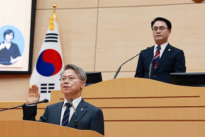 민형배&nbsp;전남광주통합특별시장이 지난 7월1일 전남광주시의회에서 열린 전남광주통합특별시의회 본회의에 참석해 취임 선서를 하고 있다. 연합뉴스