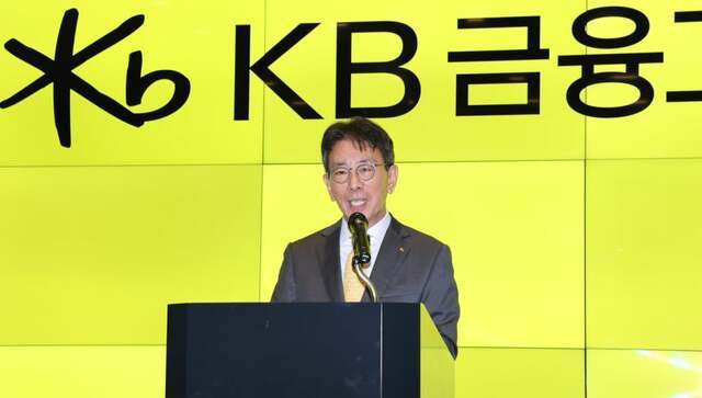 이재근 KB금융지주 차기 회장 내정자가 14일 서울 여의도 KB금융 신관 로비에서 소감을 밝히고 있다. /연합뉴스