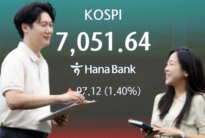 코스피가 전 거래일보다 97.12포인트(1.4%) 오른 7051.64에 마감한 9일 서울 중구 하나은행 딜링룸 전광판에 지수가 표시되고 있다. 코스닥 지수는 18.49포인트(2.28%) 오른 830.37에 장을 마쳤다. (사진=뉴시스)