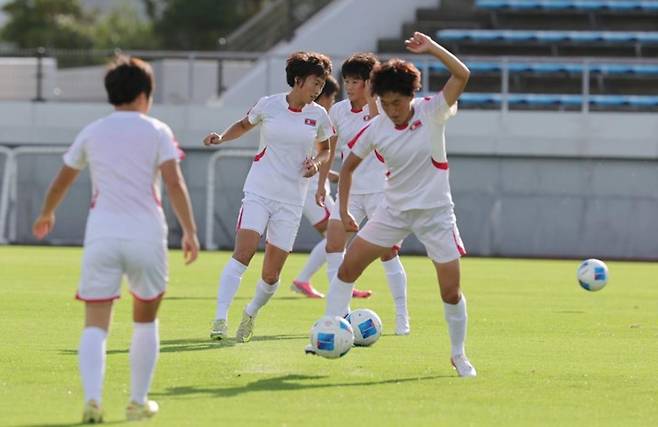 출처:연합뉴스 / 방글라데시전 앞두고 훈련하는 북한 여자 축구대표팀