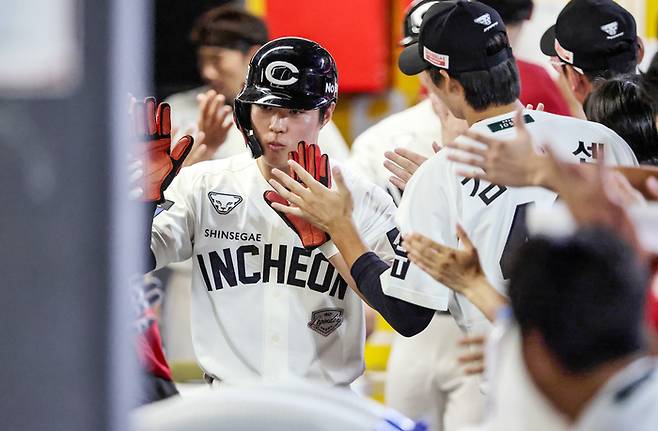 SSG 오시후가 6일 인천SSG랜더스필드에서 열린 2026 KBO리그 두산전에서 득점 후 더그아웃에서 동료들과 하이파이브를 하고 있다. 사진 | SSG 랜더스