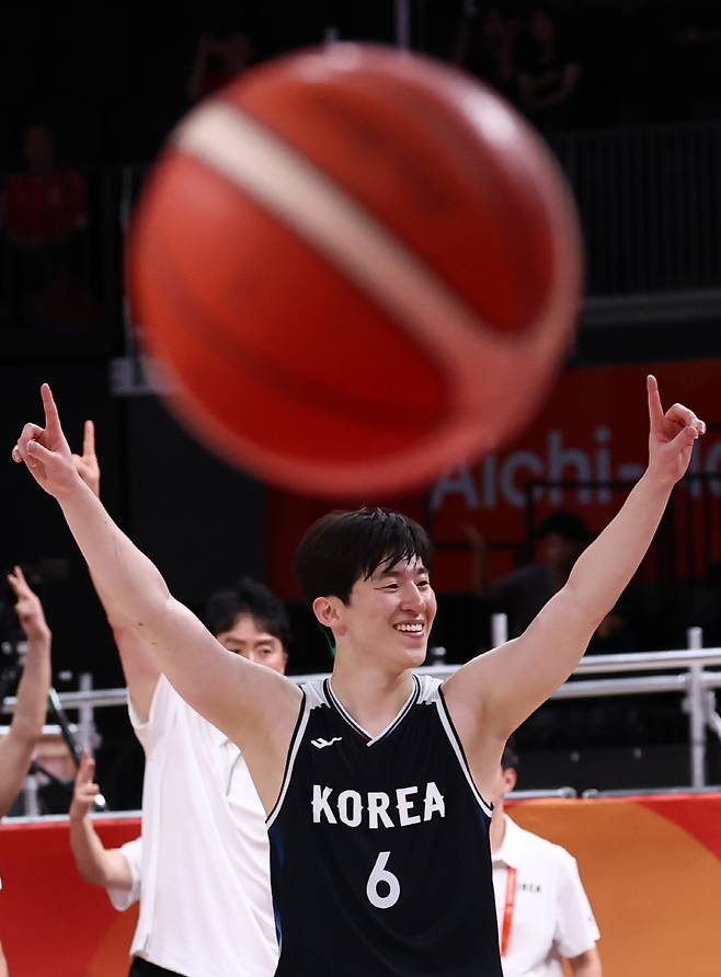 한일전 승리에 기뻐하는 이정현      (나고야=연합뉴스) 윤동진 기자 = 13일 일본 나고야 아이치 인터내셔널 아레나에서 열린 2026 아이치·나고야 아시안게임 남자 농구 예선 대한민국 대 일본 경기에서 100-83으로 승리한 한국 이정현이 기뻐하고 있다. 2026.9.13      mon@yna.co.kr  (끝)      <저작권자(c) 연합뉴스, 무단 전재-재배포, AI 학습 및 활용 금지>
