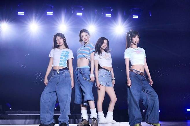 아일릿이 지난달 홍콩 아시아월드 엑스포 홀10에서 첫 투어 '프레스 스타트' 공연을 펼치고 있다. 빌리프랩 제공
