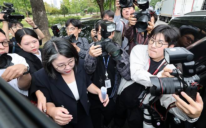 용혜인 성평등가족부 장관 후보자가 13일 서울 여의도 국회 소통관에서 사퇴 발표 기자회견을 마친 후 나서 차량에 오르고 있다./뉴스1