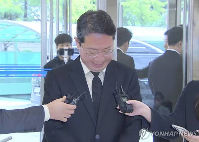 김승원 법무부 장관 후보자가 14일 서울 종로구 적선현대빌딩에 마련된 인사청문회 준비 사무실로 출근하고 있다. 연합뉴스TV