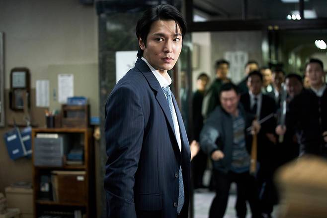 영화 '암살자(들)' 속 이민호. 하이브미디어코프 제공
