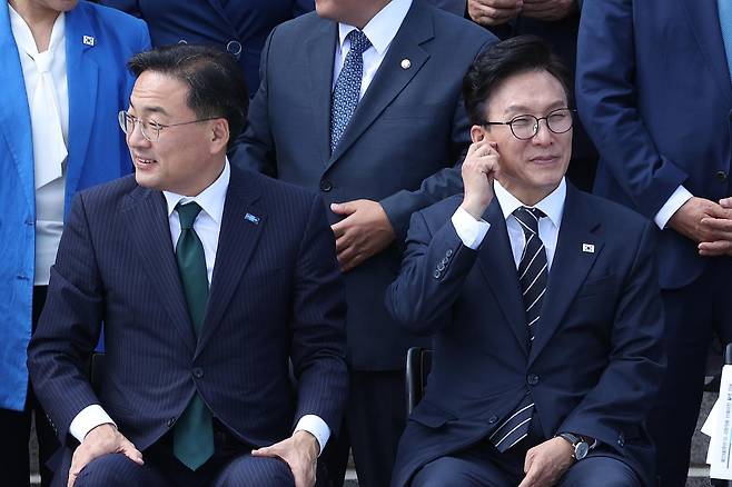 신장식(왼쪽) 조국혁신당 대표와 김민석 더불어민주당 대표가 3일 서울 여의도 국회의사당 본청 계단에서 제22대 국회 후반기 단체 기념 사진 촬영을 하고 있다. 뉴스1
