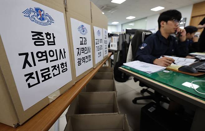 '지역의사'를 뽑는 첫 대입 수시모집 전형 원서 접수가 시작된 지난 7일 계명대 입학처에 지역의사 전형 서류함이 준비돼 있다.  지역의사제는 지역에서 성장한 학생을 별도의 전형으로 뽑은 뒤 국가와 지방정부가 학비 등을 지원하고, 의사면허 취득 후 해당 지역에서 일정 기간 근무하게 하는 제도다. 2027학년도에는 서울을 제외한 32개 의과대학·의학전문대학원에서 진료권(시·군·구의 묶음) 단위 359명, 광역권(시·도의 묶음) 단위 131명 등 총 490명을 선발한다. 연합뉴스