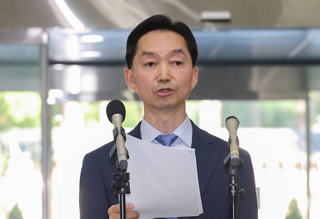 김지용 중대범죄수사청장 내정자가 14일 인사청문회 준비 사무실이 마련된 정부서울청사 창성동 별관에서 현안과 관련한 입장을 표명하고 있다. 연합뉴스