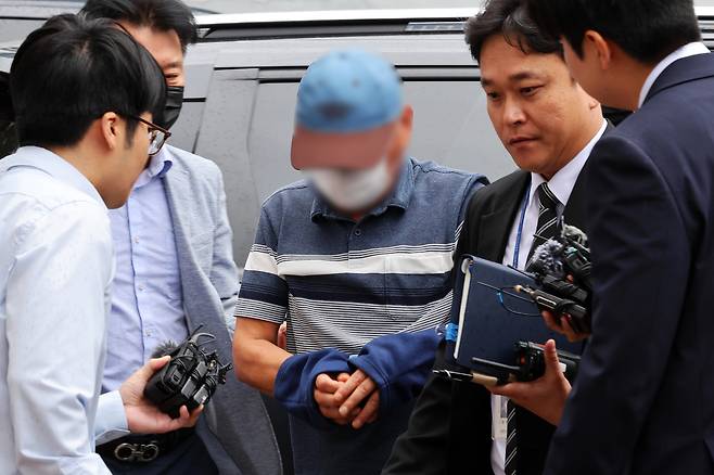 여고생 살해범 장윤기 사건의 증거를 인멸한 혐의를 받는 광주 광산경찰서 수사팀장 A 경감이 지난 7월8일 광주지방법원에서 열린 구속 전 피의자 심문에 출석하고 있다. 연합뉴스