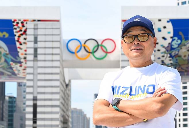 ‘국민 마라토너’ 이봉주가 지난 11일 서울 송파구 올림픽공원 평화의광장에서 국민일보를 만나 인터뷰하며 포즈를 취하고 있다. 이봉주는 지난여름 하프마라톤 완주까지 성공했다고 밝혔다. 이한형 기자