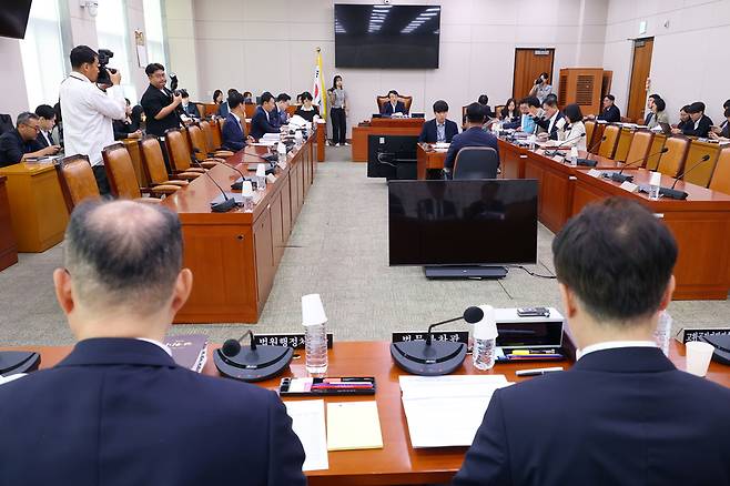 국회 법제사법위원회 법안심사제1소위원장인 김의겸 더불어민주당 의원이 14일 국회에서 법안소위를 개회한 뒤 안건을 설명하고 있는 모습