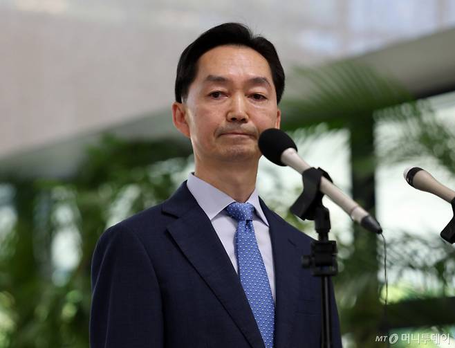 [서울=뉴시스] 이영환 기자 = 김지용 중대범죄수사청장 후보자가 14일 오후 서울 종로구 정부서울청사 창성동 별관에서 최근 현안 관련 입장 표명을 마친 후 취재진의 질문을 듣고 있다. 2026.09.14. 20hwan@newsis.com /사진=이영환