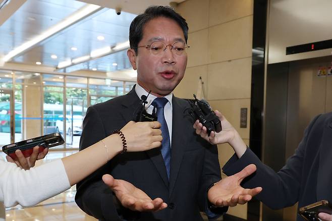 김승원 법무부 장관 후보자가 지난 11일 서울 종로구 적선현대빌딩에 마련된 인사청문회 준비 사무실로 출근하며 취재진의 질문에 답하고 있다. [연합]