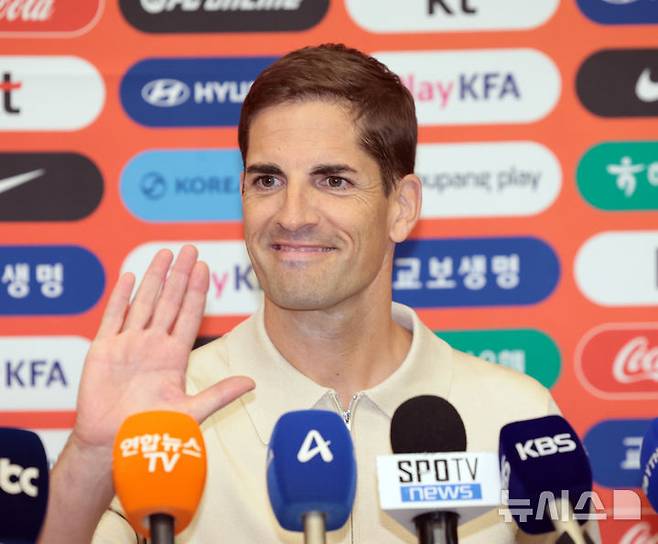 [인천공항=뉴시스] 전진환 기자 = 한국 남자 축구 대표팀의 '임시 사령탑'을 맡은 로베르토 모레노 감독이 13일 인천공항을 통해 입국해 팬들에게 손을 들어 인사하고 있다. 2026.09.13. amin2@newsis.com