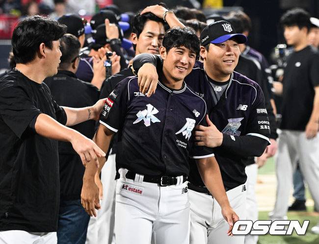 [OSEN=수원, 조은정 기자]우승 캡틴 황재균의 기운을 등에 업은 1위 KT 위즈가 6연승에 성공했다.&nbsp;프로야구 KT 위즈는 13일 수원KT위즈파크에서 열린 2026 신한 SOL KBO리그 롯데 자이언츠와의 시즌 13차전에서 5-2로 승리했다.&nbsp;KT 황재균이 김현수와 승리를 기뻐하고 있다. 2026.09.13 /cej@osen.co.kr